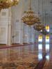 самый большой зал кремлевского дворца (длина - ок. 70 метров, высота - 8, ширина - ок.40), на стенах из белого камня выгравированы имена всех кавалеров георгиевского ордена.