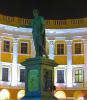 Памятник бывшему мэру Одессы Дюку де Ришелье. Он сделал очень многое на благо Одессы и в знак уважения скульптура выполнена в античном стиле.